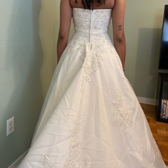 NEVER WORN Affordable Wedding Dress Size 8 - Picture 5 of 8